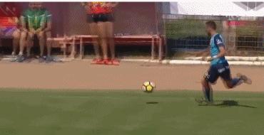 职业病：主帅场边截断对方球员进攻，被罚上看台