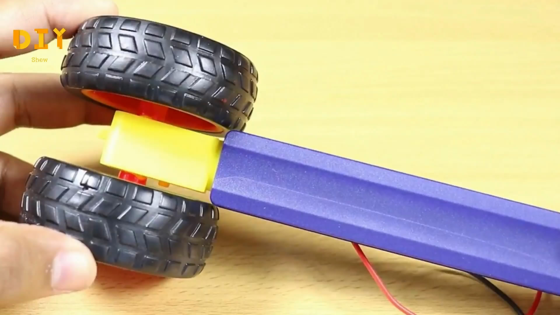 创意手工制作遥控小汽车,创意手工教程做一辆可以遥控的车