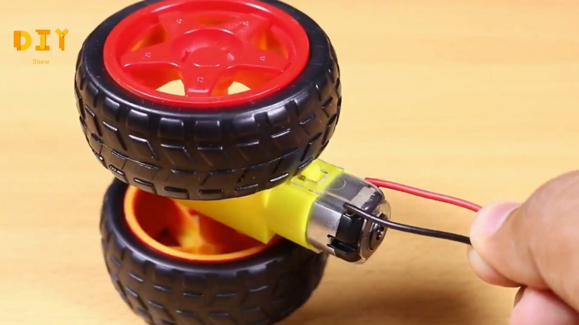 创意手工制作遥控小汽车,创意手工教程做一辆可以遥控的车