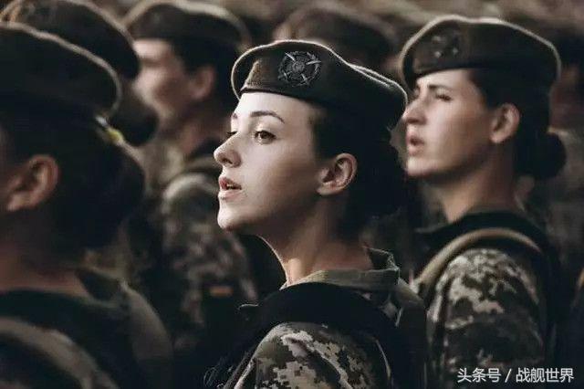 俄乌战争俘获乌克兰女兵,乌克兰拿了什么武器