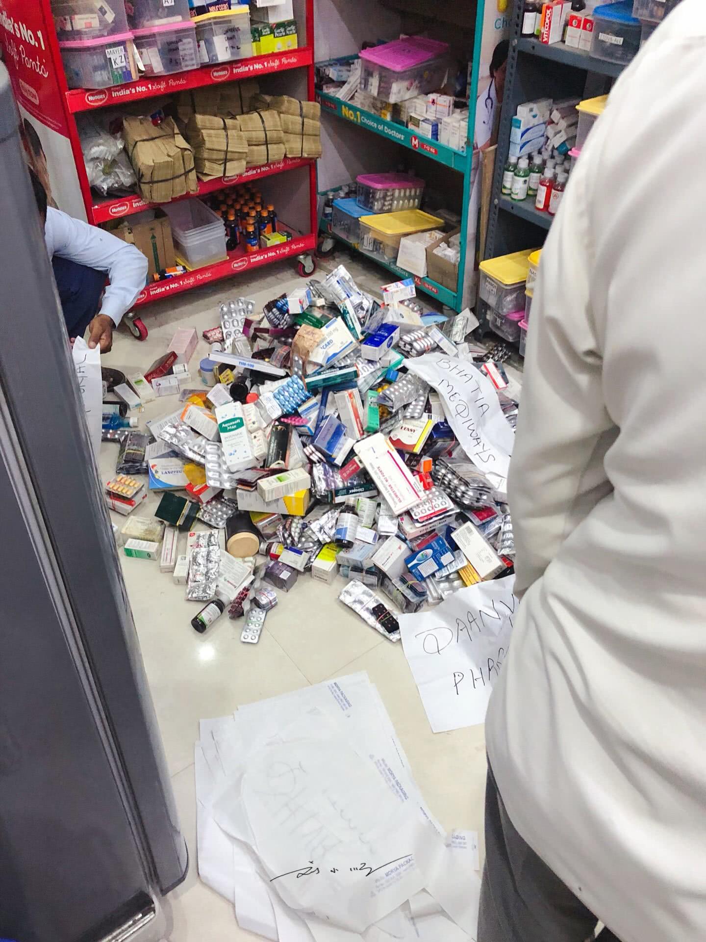 实拍印度街头药店,印度药房价格低廉