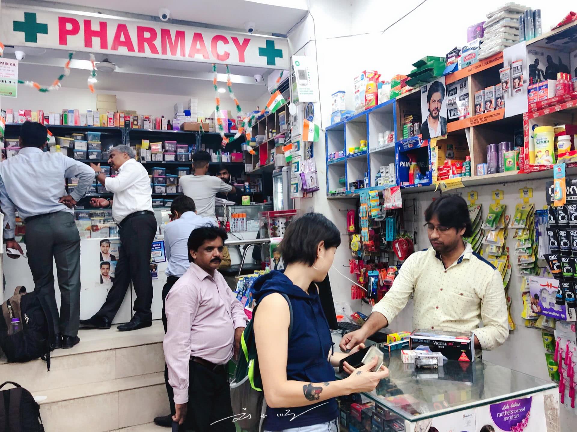 实拍印度街头药店,印度药房价格低廉