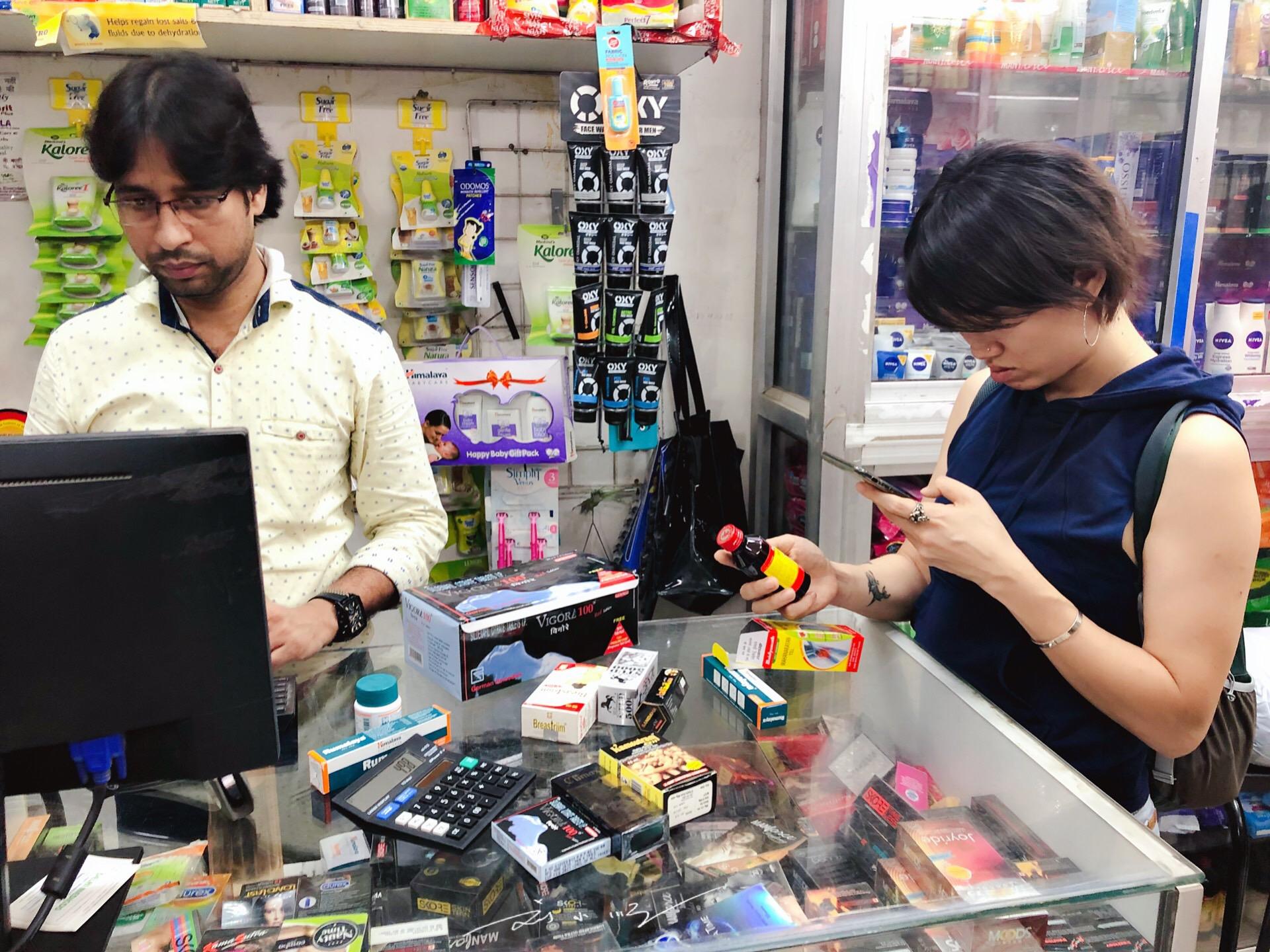 实拍印度街头药店,印度药房价格低廉