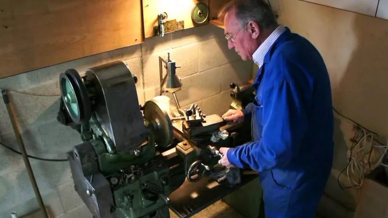 牛人制作32缸发动机,w32迷你发动机diy过程