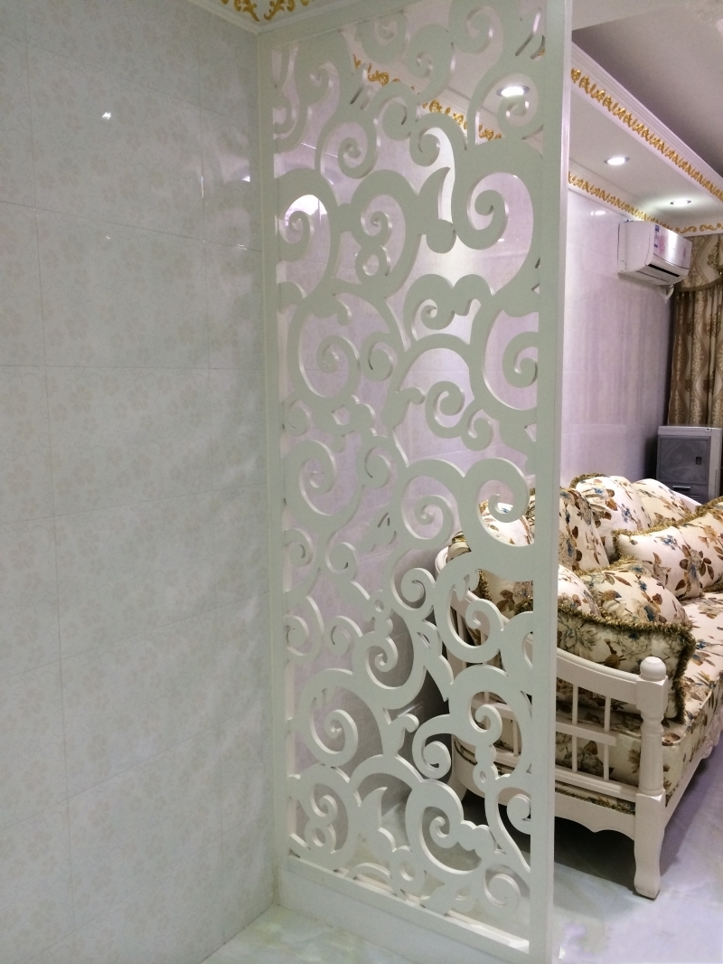 老公在墙上挖了个洞，没想到实在好用，吊顶镀金描边估计都没见过