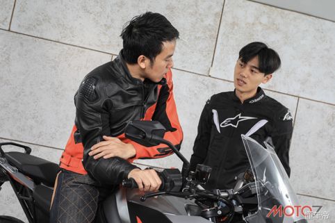 摩托车骑行如何正确踩油门,摩托车骑行油门怎么握