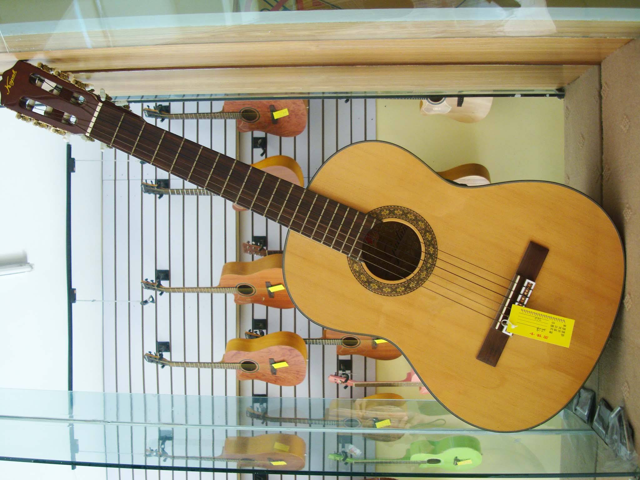 吉他初学总是碰到别的琴弦,吉他新手遇到其他调的谱咋办