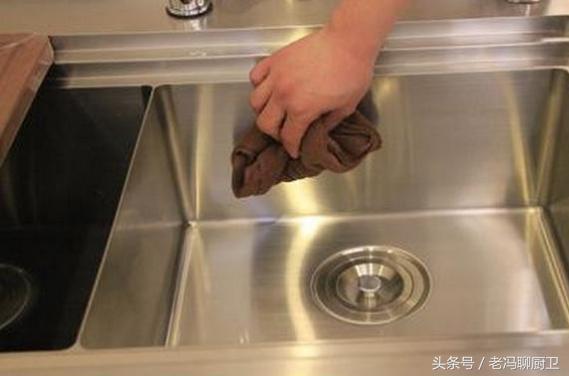 不锈钢水槽怎样清洗才不会生锈,厨房不锈钢水槽变色