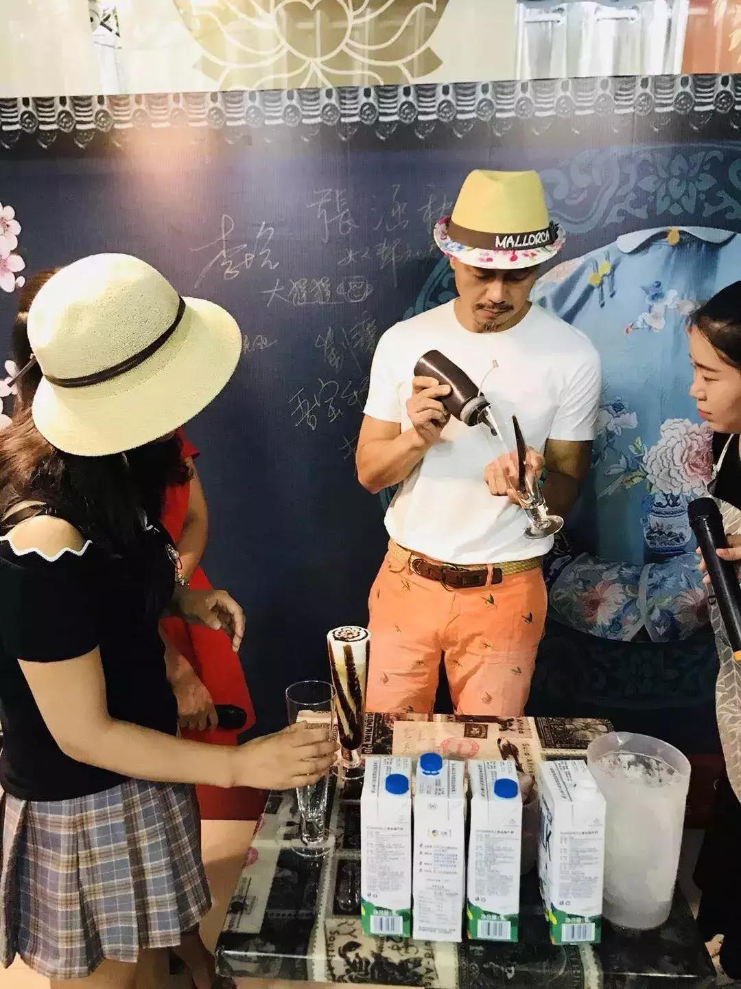 FM881在招银大厦茶言啡语的甜蜜时光，9款新品你赶上了没？