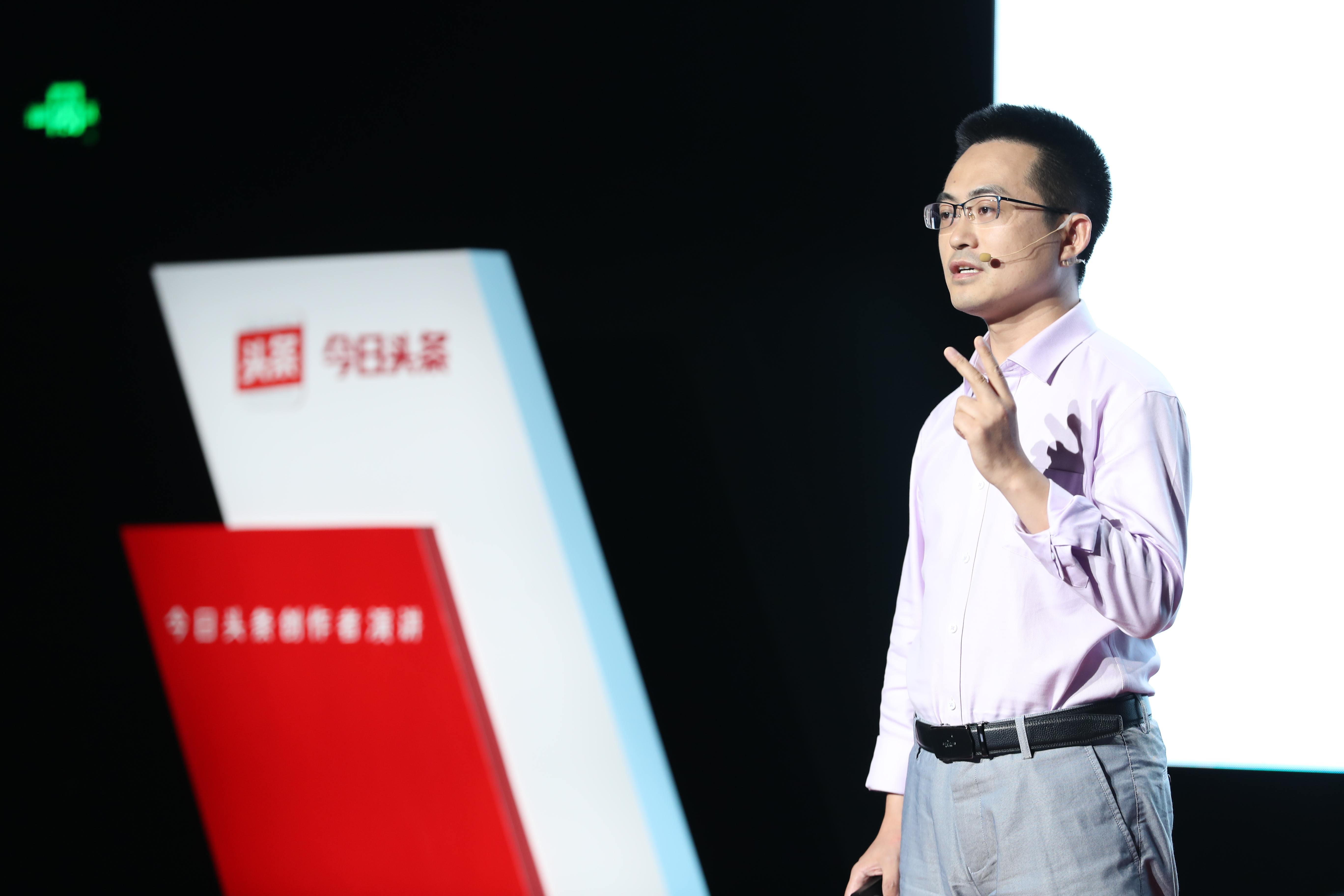 父亲脱发孩子会秃头吗,老公脱发会带有秃头基因吗