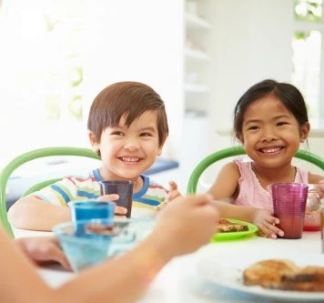 “我的小祖宗啊，你倒是咽下去啊”｜孩子吃饭总含在嘴里怎么办？