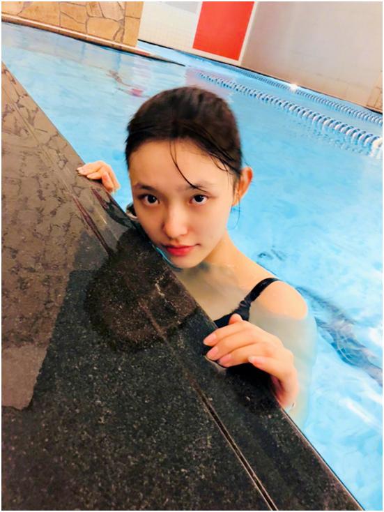 林允晒泳照,林允晒出一组夏日野餐照清纯可人