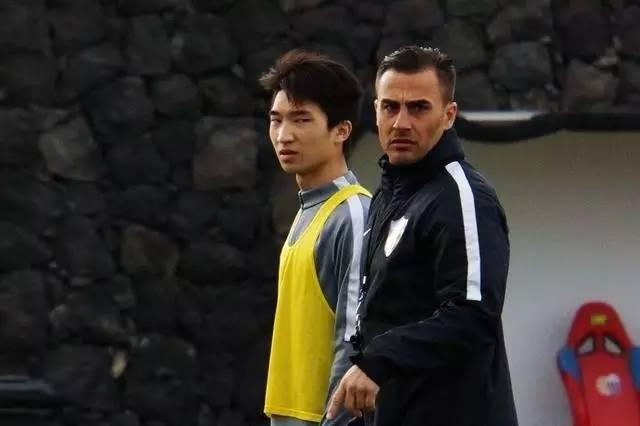 人称“小梅西”的足球天才，被父吹嘘骄傲自满，如今沦为中乙替补