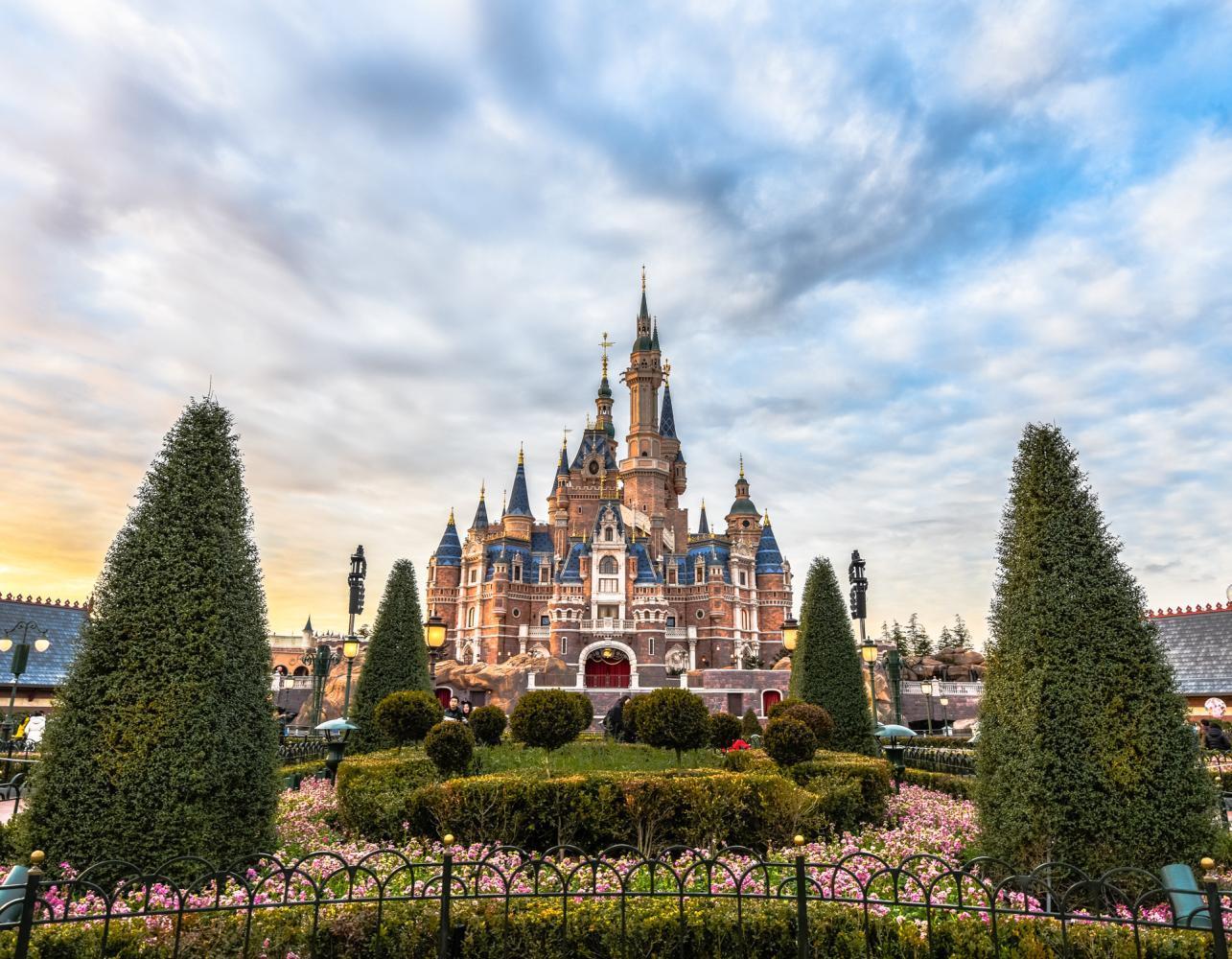 想去上海迪士尼乐园玩,可是看到网上说小费很高,你有什么好建议