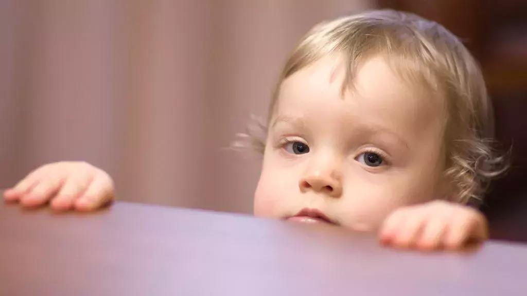 宝宝嘴角两边起干皮怎么办,嘴角边脱皮怎么回事