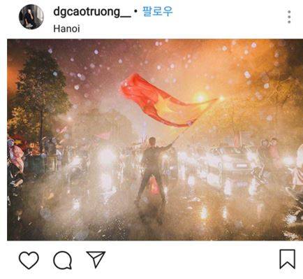 这才是足球该有的样子！越南球迷瓢泼大雨中为国足助威，让人自省