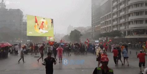 这才是足球该有的样子！越南球迷瓢泼大雨中为国足助威，让人自省