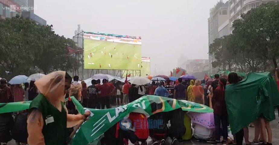 这才是足球该有的样子！越南球迷瓢泼大雨中为国足助威，让人自省