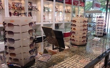 眼镜店一天营业额多少,眼镜店一个眼镜200块能赚多少钱
