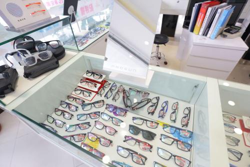 眼镜店一天营业额多少,眼镜店一个眼镜200块能赚多少钱