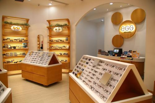 眼镜店一天营业额多少,眼镜店一个眼镜200块能赚多少钱