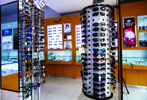 眼镜店一天营业额多少,眼镜店一个眼镜200块能赚多少钱