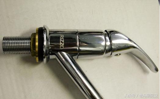 家里水龙头换了一直流水怎么办,家里水龙头出水一阵一阵的