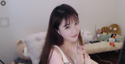 美女主播刘飞儿忆往昔峥嵘岁月网友：岁月把刘飞儿变成肚导阿姨