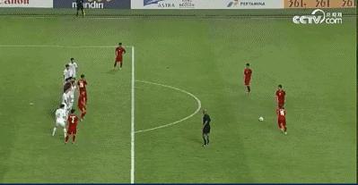 这才是足球该有的样子！越南球迷瓢泼大雨中为国足助威，让人自省