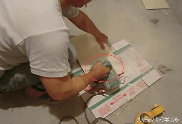 贴瓷砖遇到水管怎么办？聪明师傅这样做，你看懂了吗？