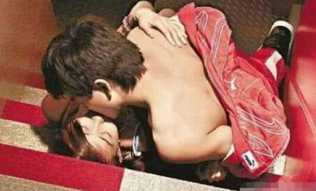 张一山和杨紫谈吻戏,张一山跟杨紫说悄悄话