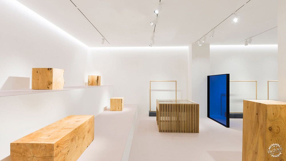 商场里高级感女装店铺装修,服装店最时髦装修