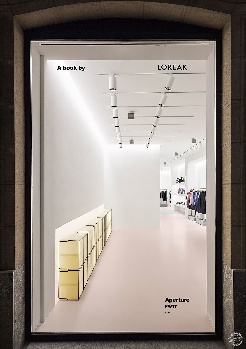 商场里高级感女装店铺装修,服装店最时髦装修