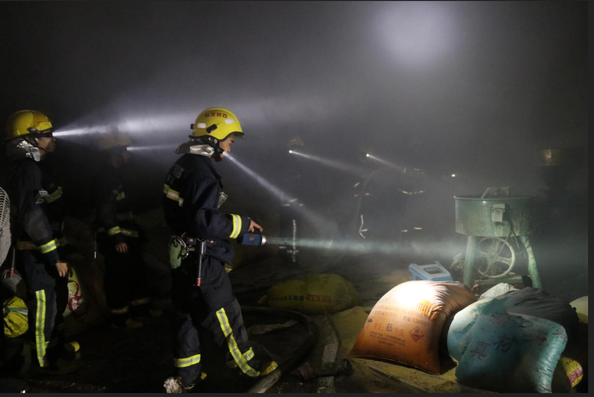 棉花厂烟头引发火灾,一民房突发起火田阳消防火速处置
