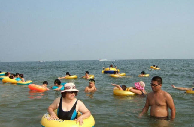 葫芦岛是一座风光美丽的海滨城市，依山傍海是避暑休闲的好去处