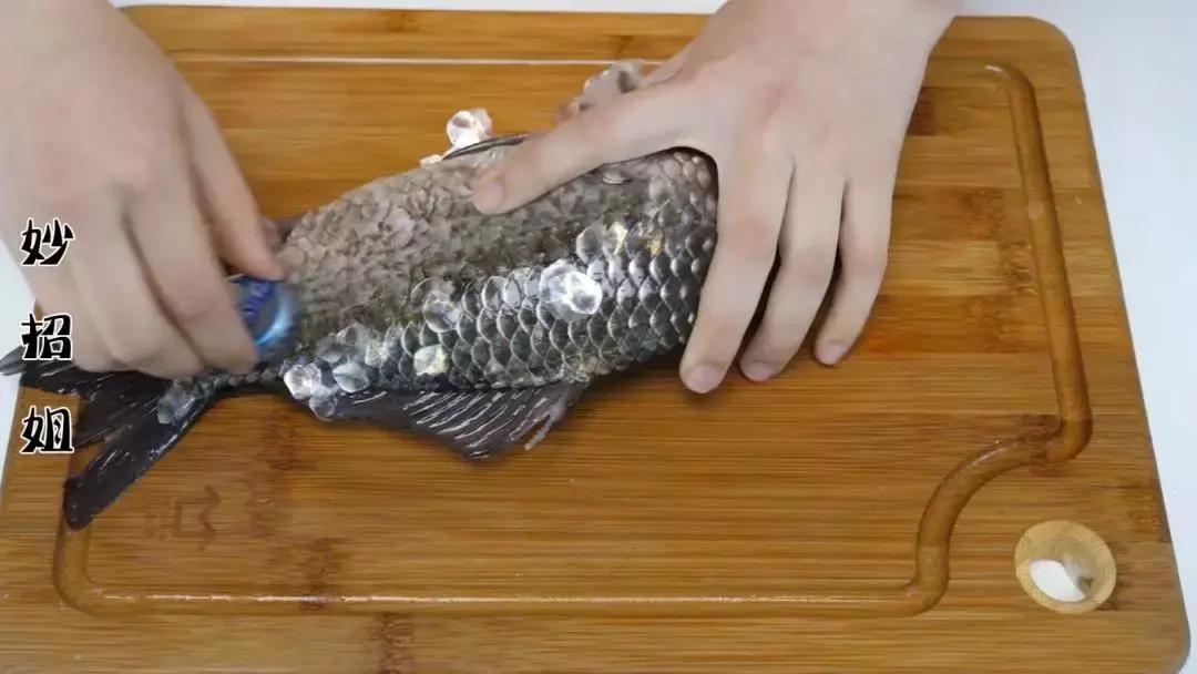 快速刮鱼鳞不用胡萝卜方法,刮鱼鳞妙招神器