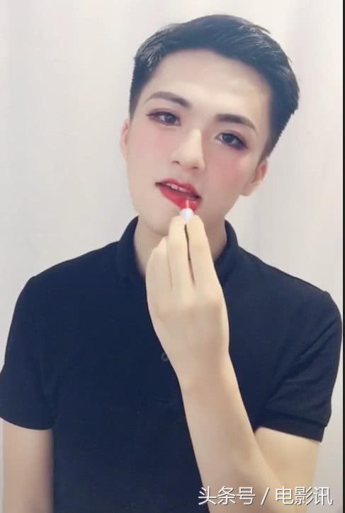 男生画妆容是不是不太好,男人化起妆比女人还漂亮
