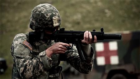 p90式冲锋枪是怎么装子弹的,用p90冲锋枪吃鸡