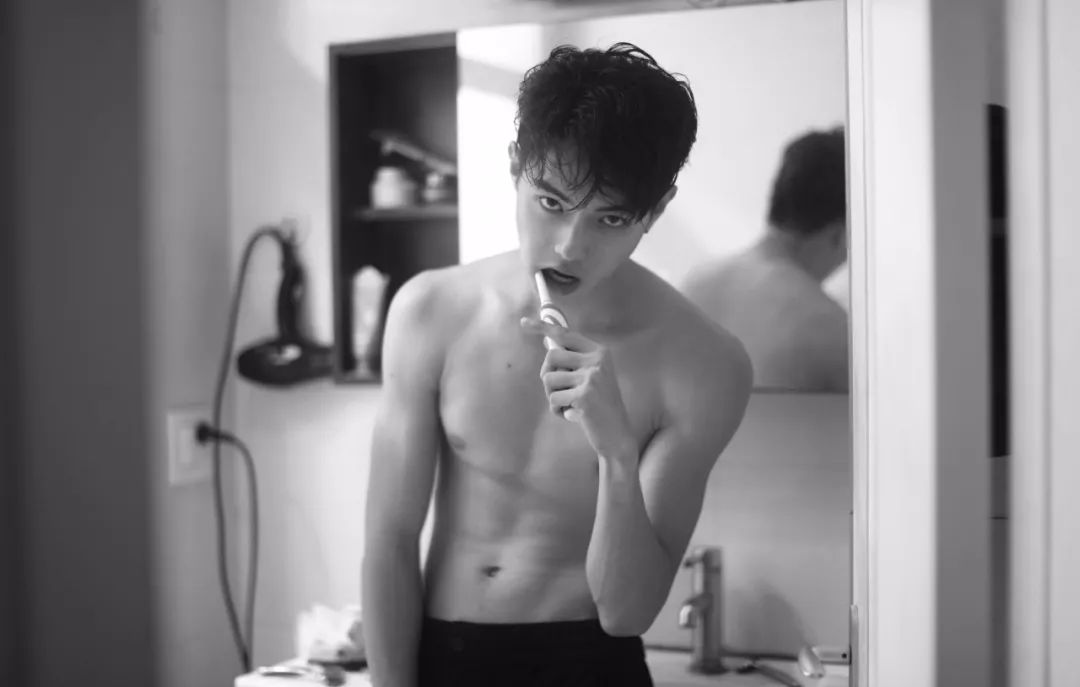 许凯52万的鞋,许凯展示自己的球鞋