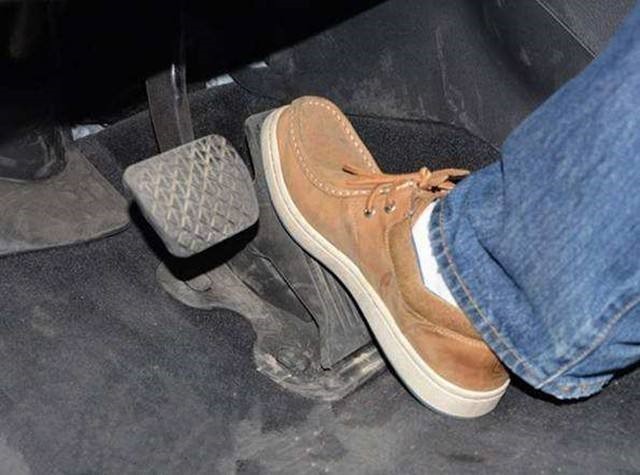 地板油损害车吗,地板油容易踩爆吗