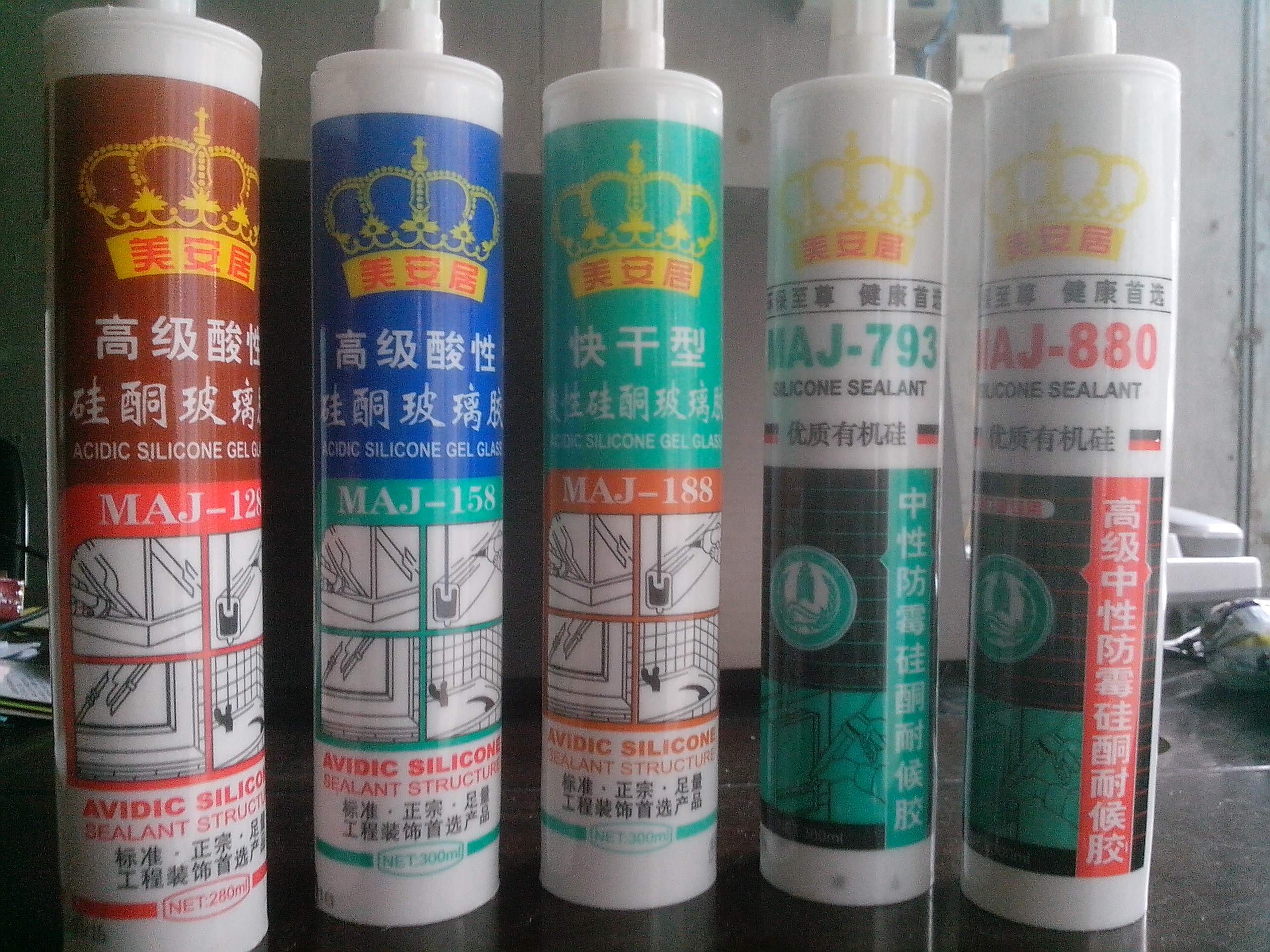 家里怎么清洗玻璃胶的残留,装修中玻璃胶的味道怎么去除