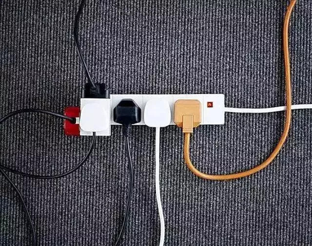 火场救出5人,火场逃生弯腰迅速从安全通道逃离