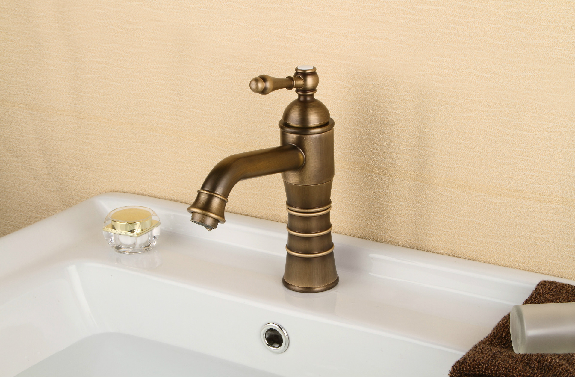 水龙头选全铜还是不锈钢好？开了10年五金店的商家终于说出了实情