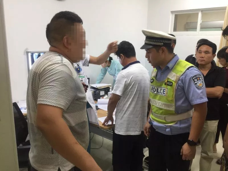 男子手臂受伤警车鸣笛护送,临沂交警护送受伤男孩入院治疗