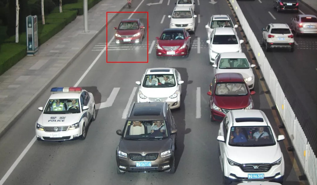 男子手臂受伤警车鸣笛护送,临沂交警护送受伤男孩入院治疗