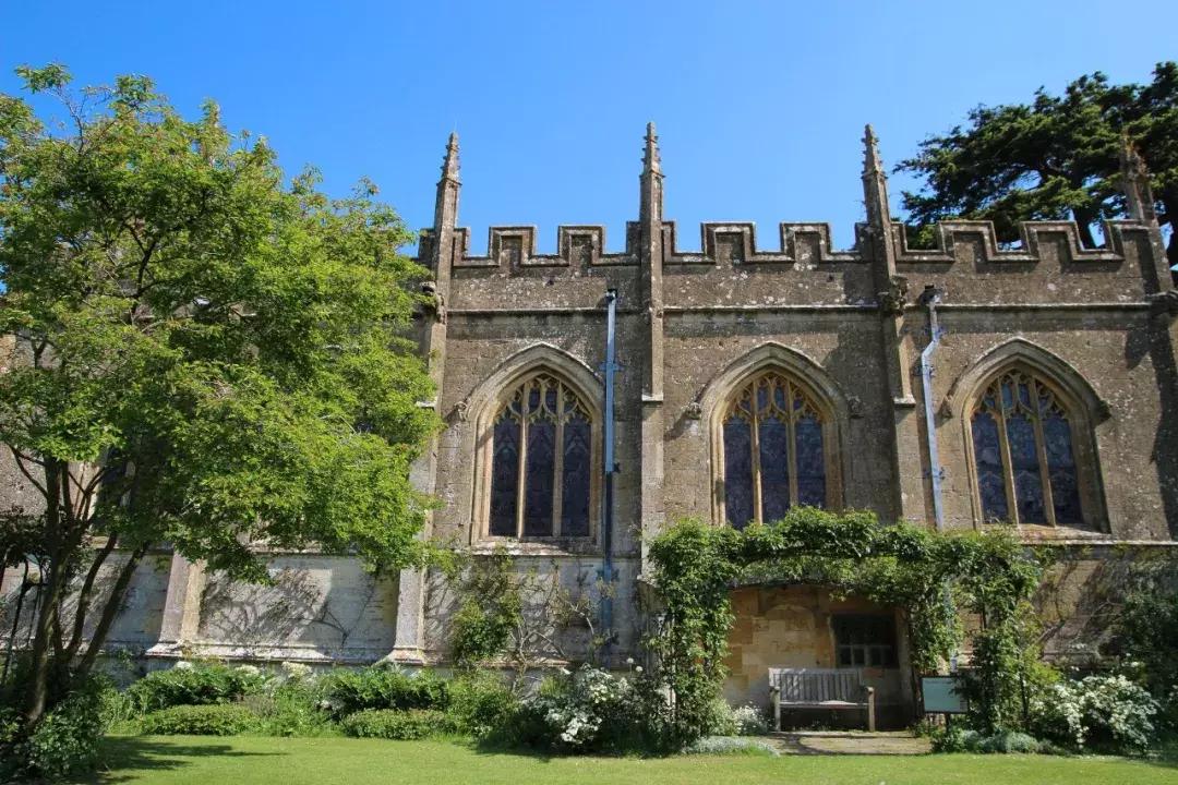 为什么英国人喜欢旅游呢,英国人喜欢去哪度假