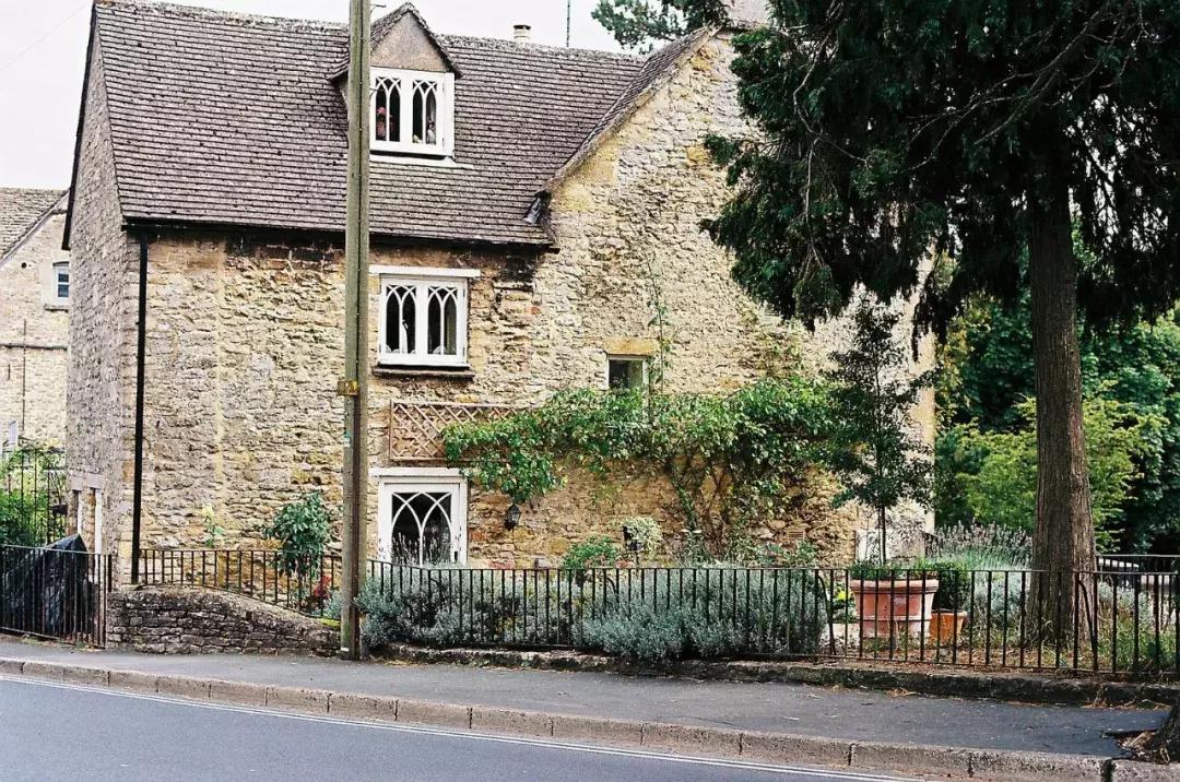 为什么英国人喜欢旅游呢,英国人喜欢去哪度假