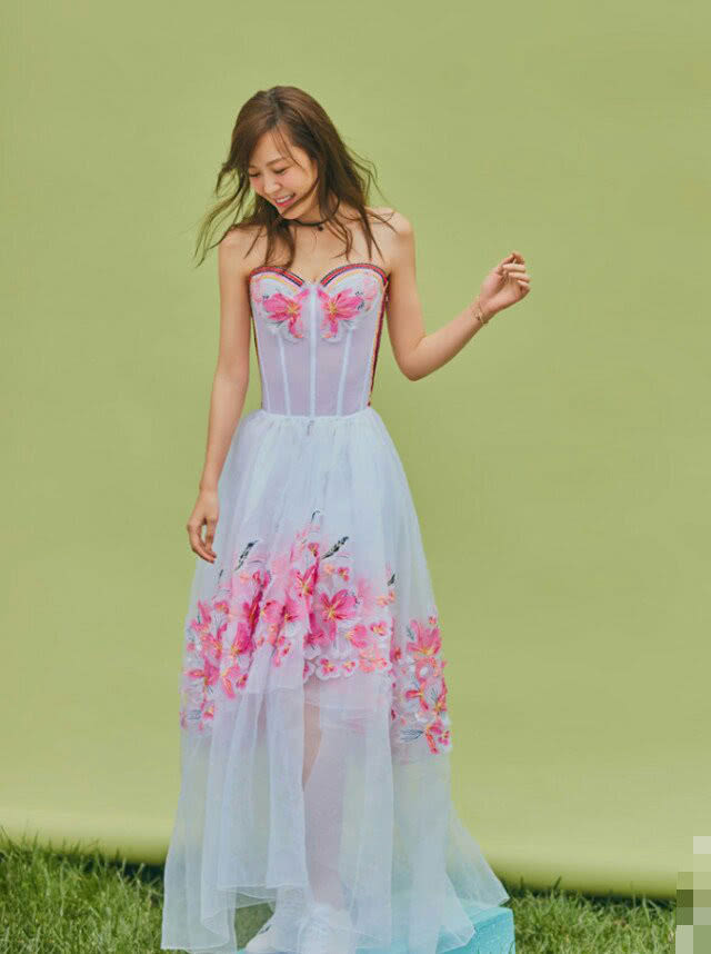 以前的“美嘉”原来在这里，不仅身材好，衣品也变好了