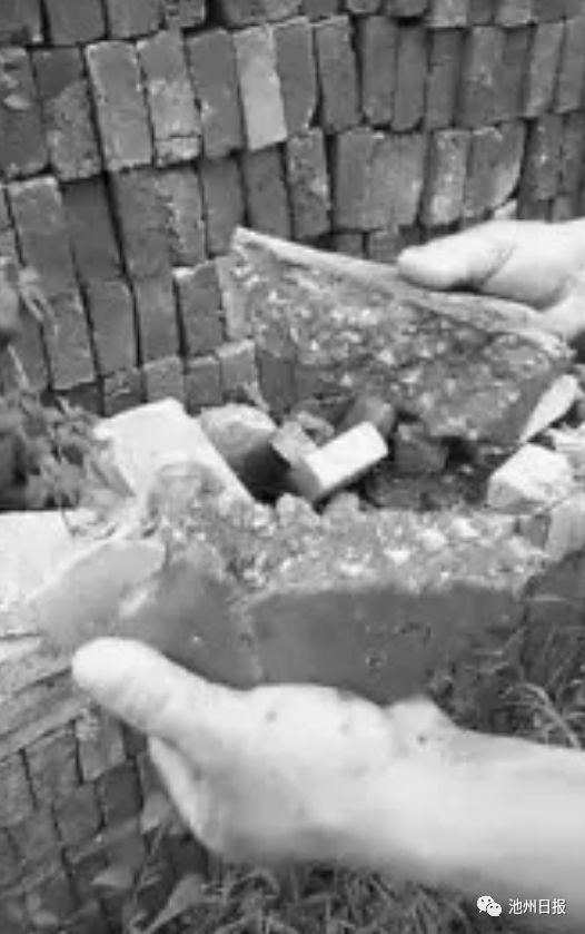 建房不小心买到劣质砖,红砖质量差一捏就碎