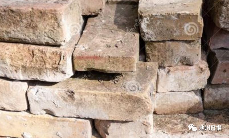 建房不小心买到劣质砖,红砖质量差一捏就碎